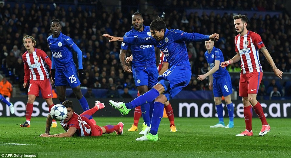 Hòa Atletico Madrid, Leicester chia tay Champions League - 1
Leicester (áo xanh) đã dừng cuộc chơi sau khi không thể thắng Atletico trên sân nhà