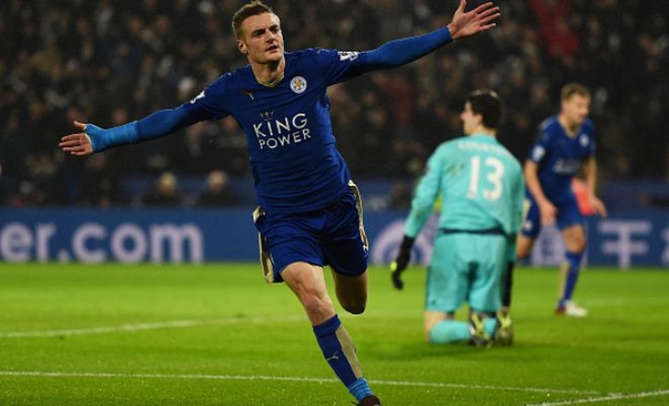 Jamie Vardy ghi bàn giúp Leicester City thắng Chelsea và lên đỉnh Premier League