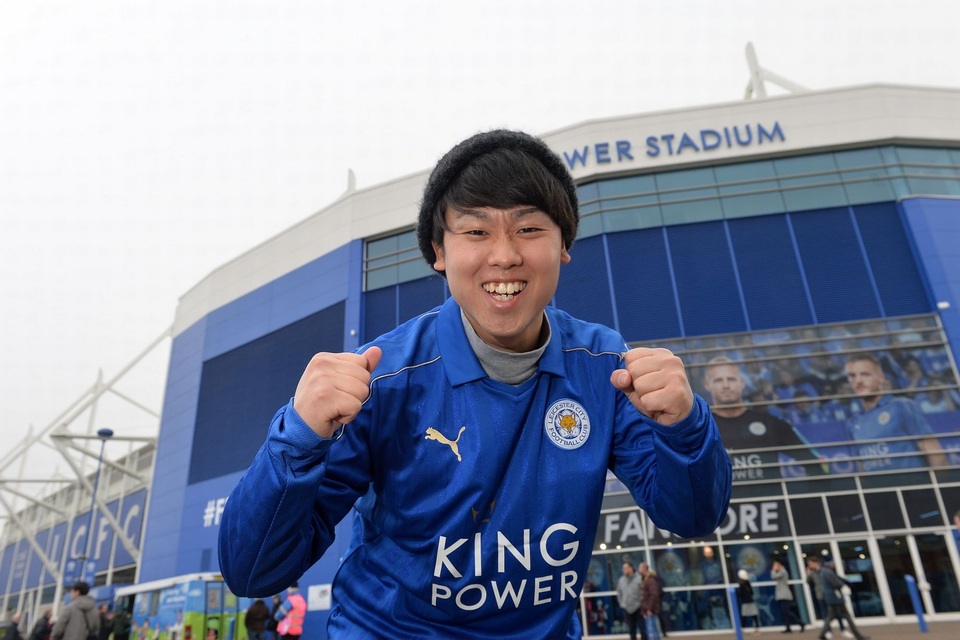 Nhìn lại chiến thắng của MU trước đương kim vô địch Leicester - 1
Một cổ động viên người Nhật Bản đến cổ vũ cho Leicester City. Dễ hiểu tại sao cổ động viên này lại yêu nhà đương kim vô địch Premier League, bởi trong đội hình của họ có Okazaki, một tiền đạo người Nhật Bản
