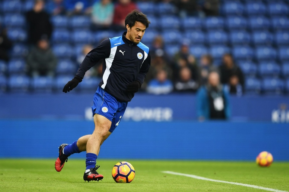 Nhìn lại chiến thắng của MU trước đương kim vô địch Leicester - 4
Okazaki khởi động trước trận đấu, anh được đá chính ở trận này