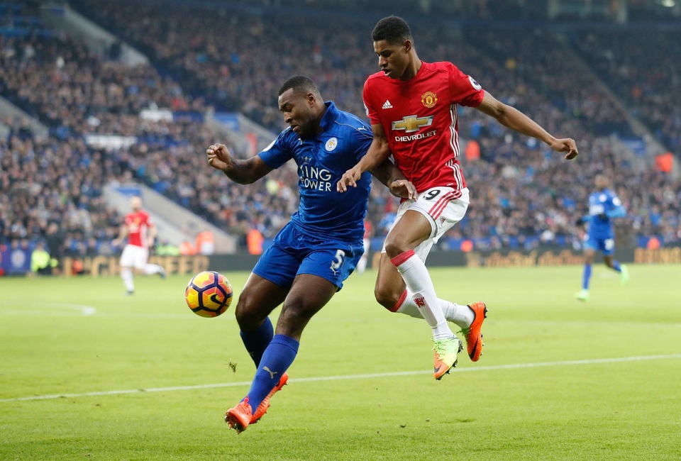 Nhìn lại chiến thắng của MU trước đương kim vô địch Leicester - 6
Pha tranh bóng giữa Morgan (trái), một hậu vệ kỳ cựu với tiền đạo trẻ bên phía MU Marcus Rashford
