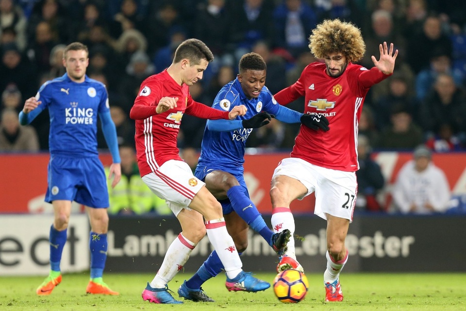Nhìn lại chiến thắng của MU trước đương kim vô địch Leicester - 21
Tiền vệ trẻ Gray trong vòng vây của Fellaini và Herrera