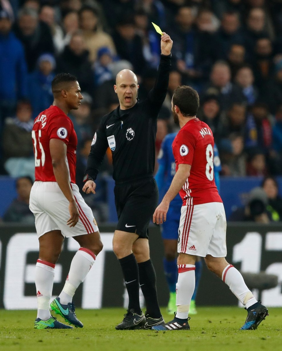 Nhìn lại chiến thắng của MU trước đương kim vô địch Leicester - 9
Mata may mắn chỉ phải nhận thẻ vàng sau tình huống vào bóng hai chân với Vardy