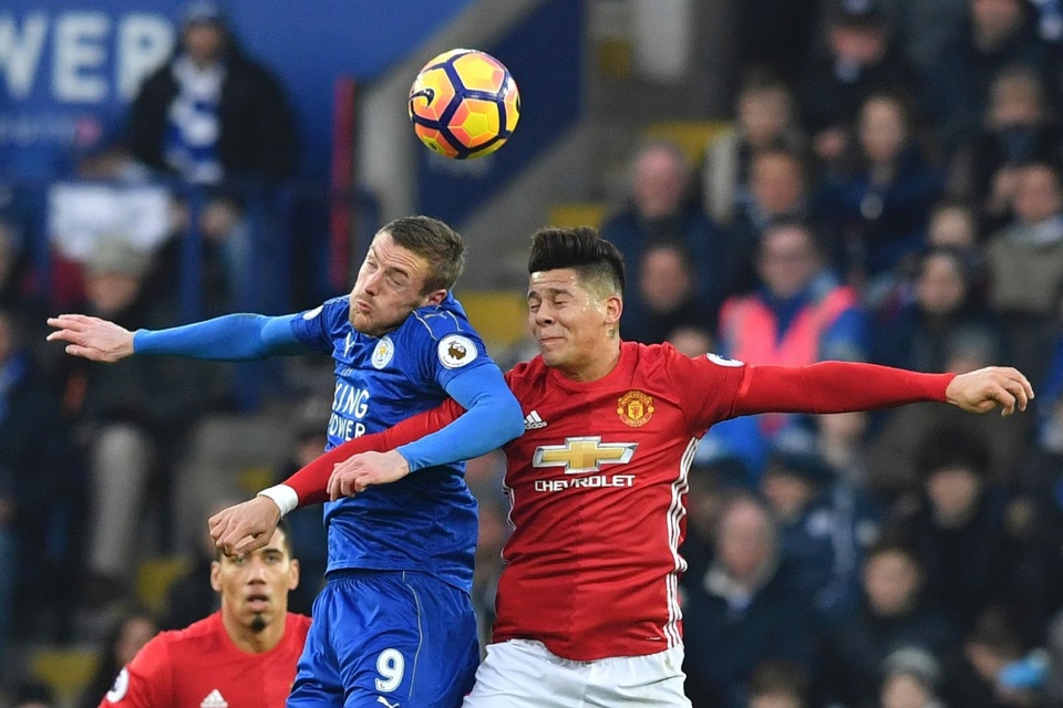 Nhìn lại chiến thắng của MU trước đương kim vô địch Leicester - 10
Pha không chiến giữa Vardy (trái) và Rojo