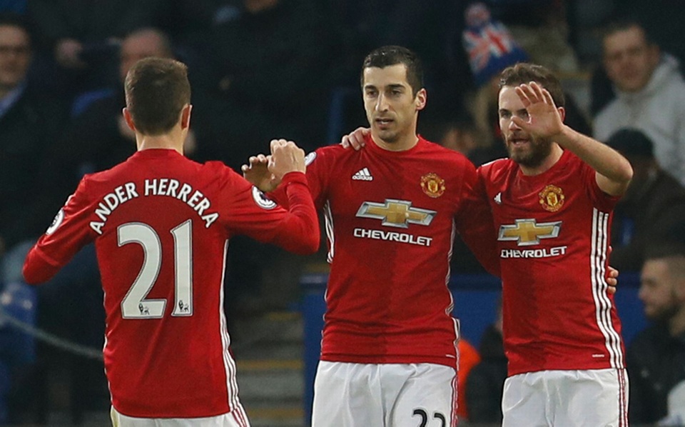 Nhìn lại chiến thắng của MU trước đương kim vô địch Leicester - 15
Các đồng đội chúc mừng Mkhytaryan (giữa) sau khi cầu thủ này ghi bàn