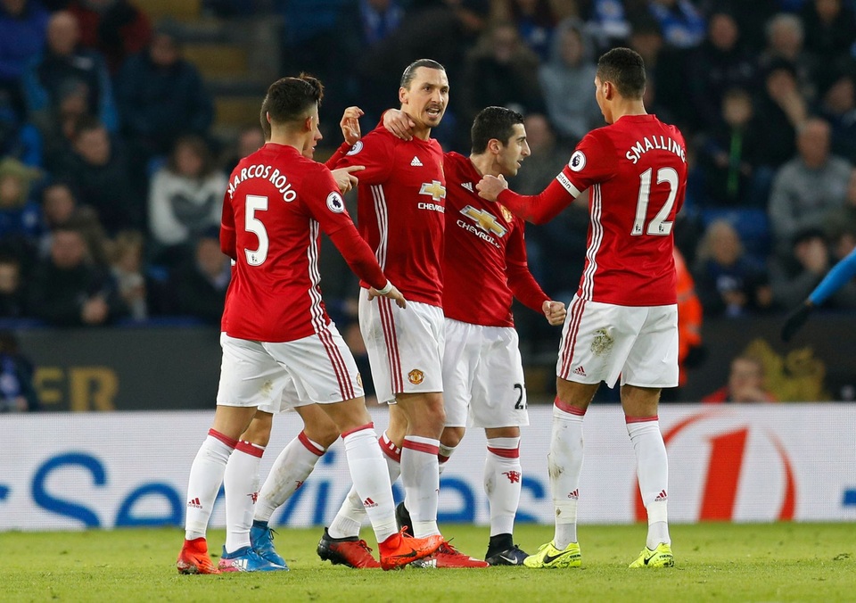 Nhìn lại chiến thắng của MU trước đương kim vô địch Leicester - 17
Niềm vui của Ibra và các đồng đội. Với 15 bàn thắng, Ibra lập một kỷ lục mới ở Premier League