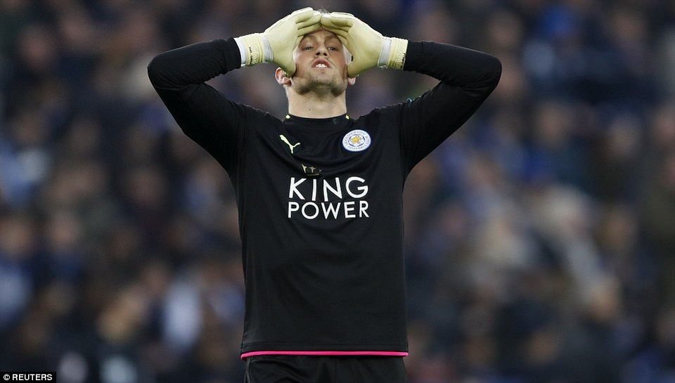 Nhìn lại chiến thắng của MU trước đương kim vô địch Leicester - 18
Sự thất vọng của thủ thành Schmeichel sau hai bàn thua, dù anh chơi vẫn tốt như mùa giải trước nhưng các đồng đội của anh thì quá tệ