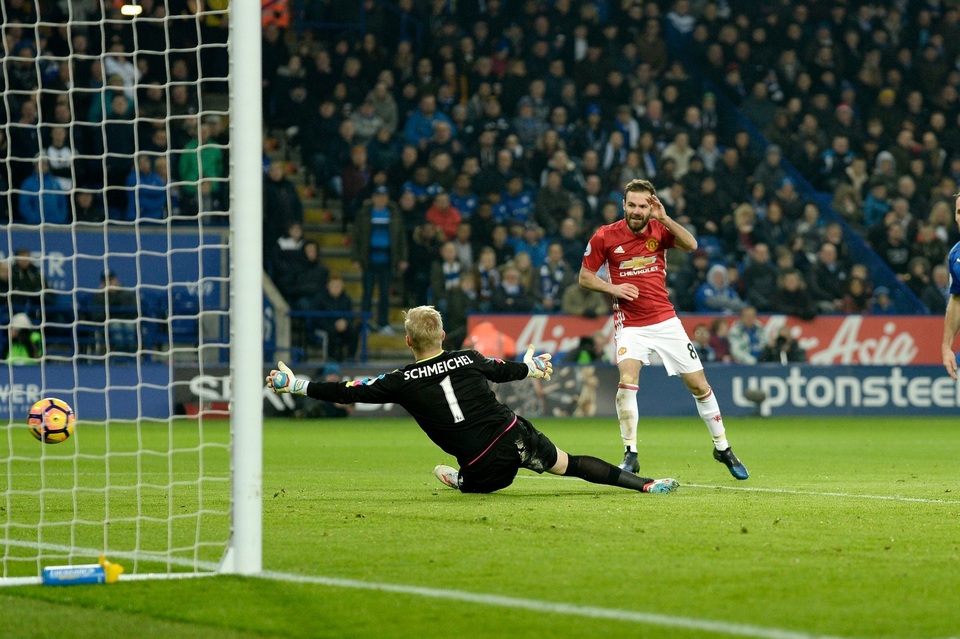 Nhìn lại chiến thắng của MU trước đương kim vô địch Leicester - 19
Phút 49, Mata ghi bàn nâng tỉ số lên 3-0