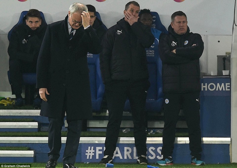 Nhìn lại chiến thắng của MU trước đương kim vô địch Leicester - 22
Ranieri và các thành viên ban huấn luyện của Leicester chỉ còn biết cúi đầu chán nản