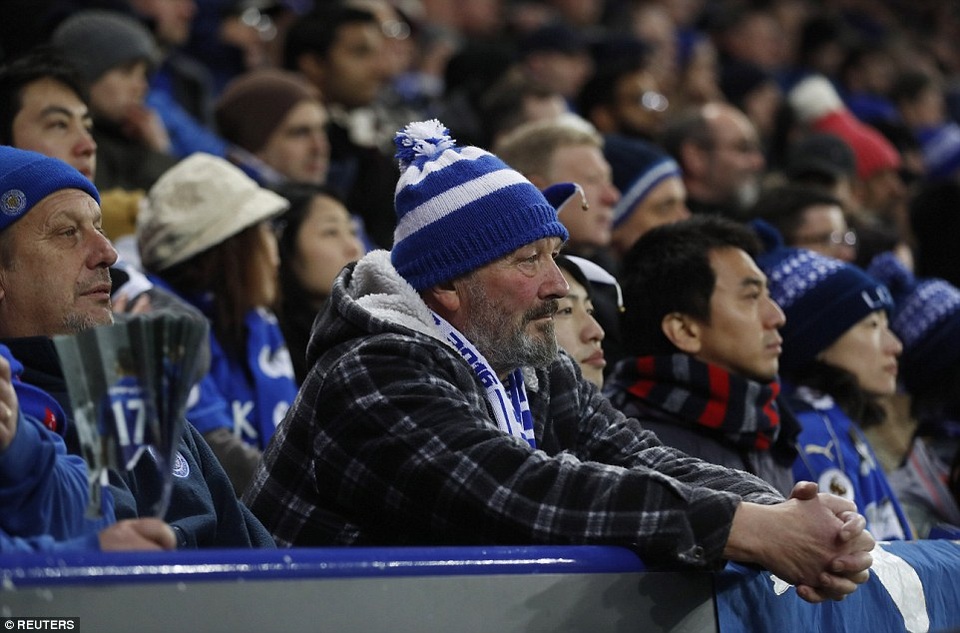 Nhìn lại chiến thắng của MU trước đương kim vô địch Leicester - 23
Nỗi buồn của các cổ động viên Leicester khi đội bóng của họ giờ phải đua trụ hạng