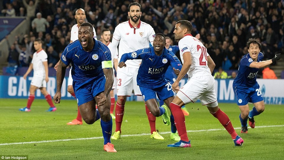Những khoảnh khắc Leicester viết tiếp câu chuyện cổ tích ở Champions League - 11
Wes Morgan tỏa sáng với bàn thắng mở tỷ số ở phút 27