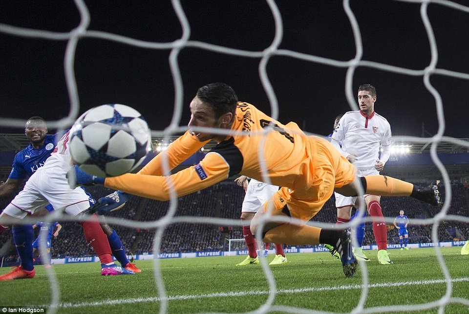 Những khoảnh khắc Leicester viết tiếp câu chuyện cổ tích ở Champions League - 19
Thủ thành Sergio Rico của Sevilla đã hai lần vào lưới nhặt bóng