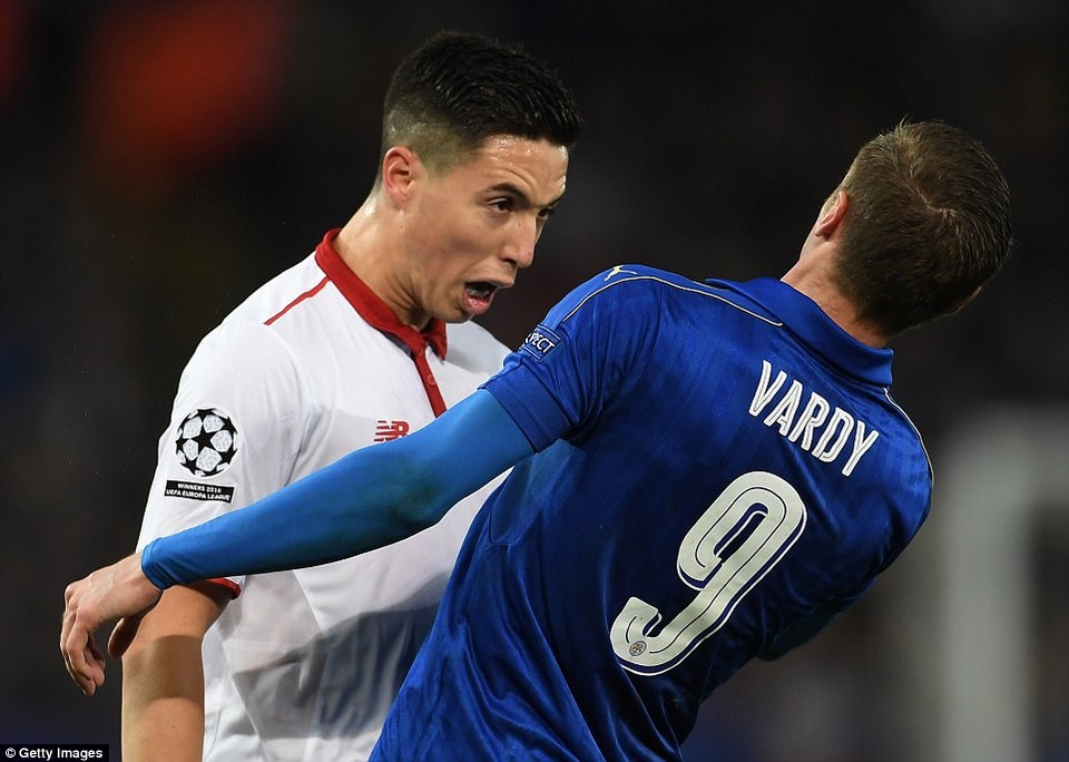 Những khoảnh khắc Leicester viết tiếp câu chuyện cổ tích ở Champions League - 23
Nasri trở thành một tội đồ khác, với thẻ phạt vô duyên khi đối diện Vardy