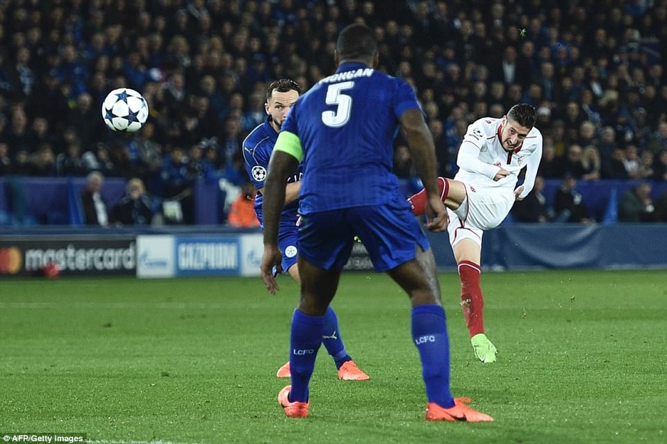 Những khoảnh khắc Leicester viết tiếp câu chuyện cổ tích ở Champions League - 10
Nỗ lực vô vọng của cầu thủ Sevilla