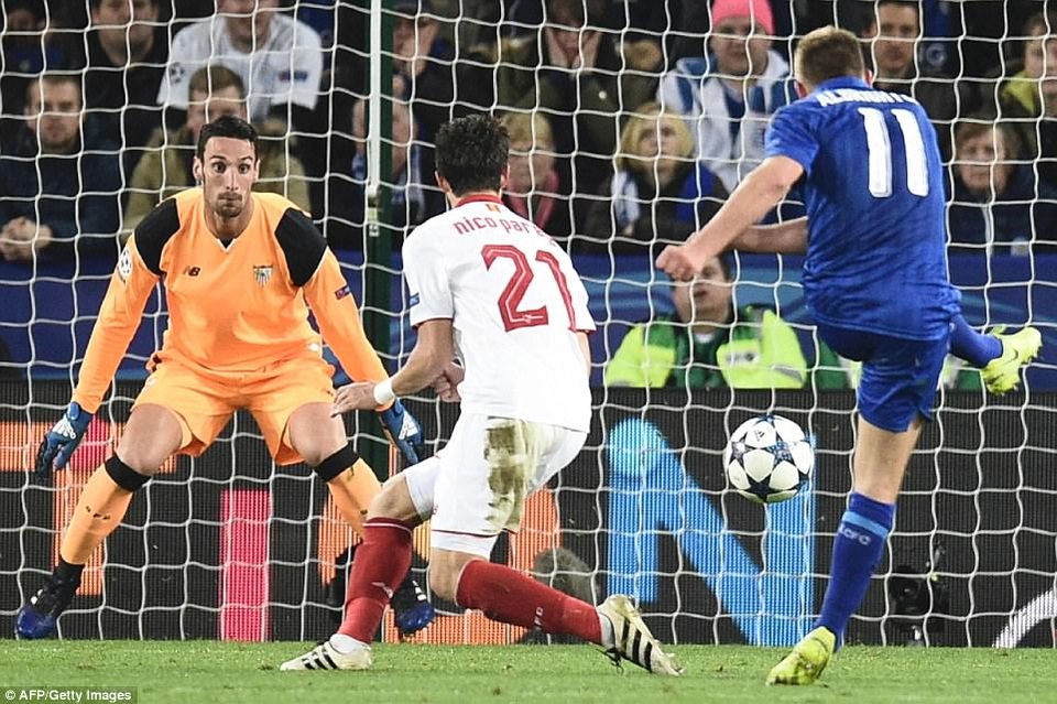 Những khoảnh khắc Leicester viết tiếp câu chuyện cổ tích ở Champions League - 9
Tình huống Albrighton nâng tỷ số lên 2-0 cho Leicester ở hiệp 2