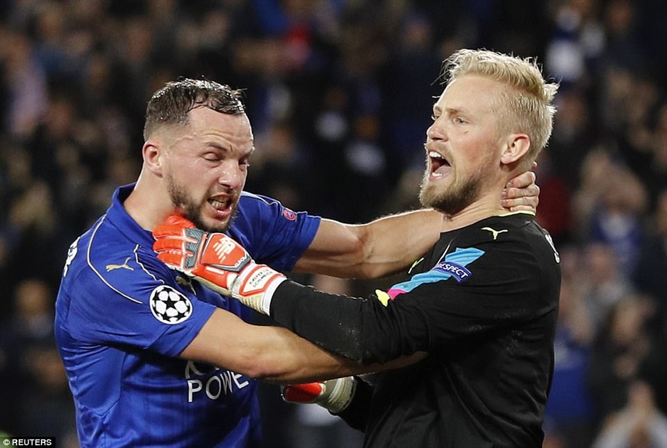Những khoảnh khắc Leicester viết tiếp câu chuyện cổ tích ở Champions League - 7
Đồng đội đến chia vui với thủ thành Leicester