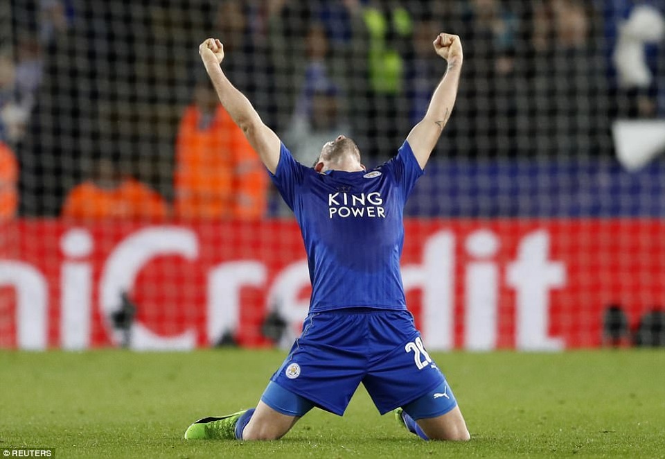 Những khoảnh khắc Leicester viết tiếp câu chuyện cổ tích ở Champions League - 5
Niềm hạnh phúc của Albrighton sau khi lập công