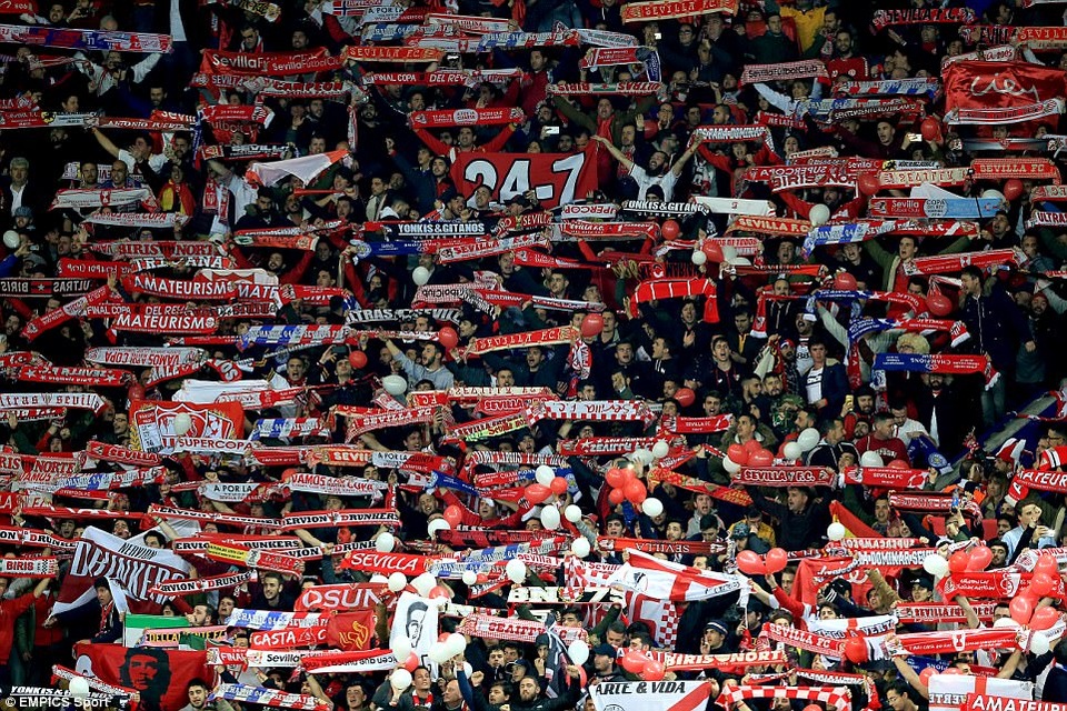 Những khoảnh khắc Leicester viết tiếp câu chuyện cổ tích ở Champions League - 2
Các cổ động viên Sevilla kéo đến sân King Power khá đông