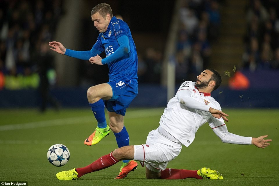 Những khoảnh khắc Leicester viết tiếp câu chuyện cổ tích ở Champions League - 4
Vardy bị các hậu vệ Sevilla kèm cặp rất chặt