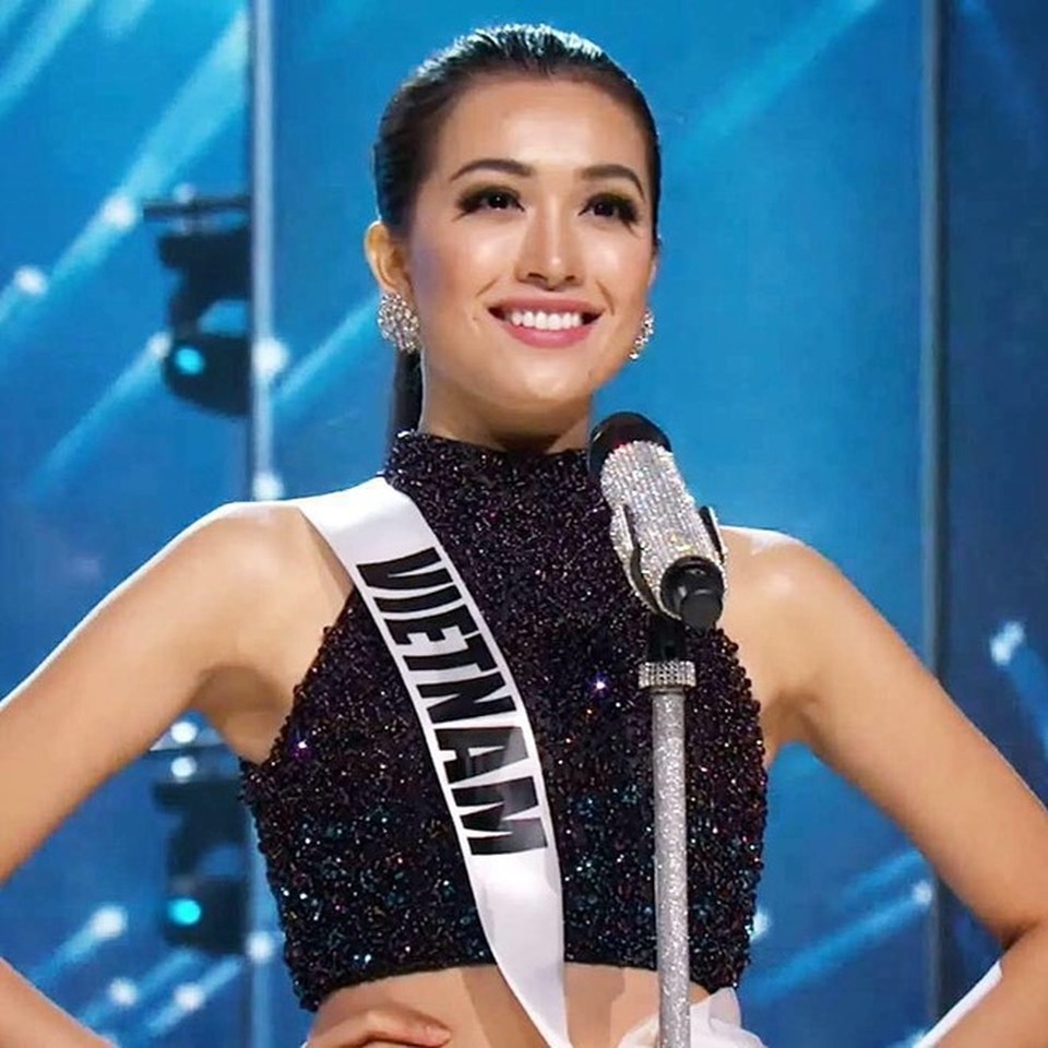 Lệ Hằng và thí sinh hoa hậu hoàn vũ bốc lửa trong đêm bán kết - 2
Người đẹp Việt Nam rất tự tin và cuốn hút trong phần đầu đêm thi bán kết.