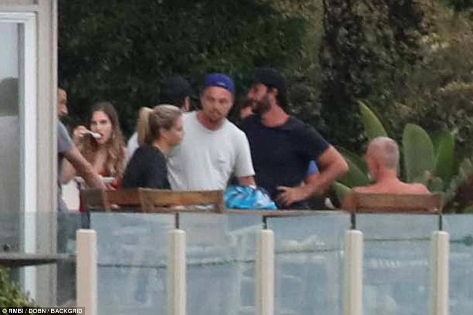 Leonardo DiCaprio đi tắm biển cùng người mẫu áo tắm 9x - 2
Trước đó, cặp đôi cũng lọt vào ống kính của truyền thông khi đi chơi riêng cùng nhau.