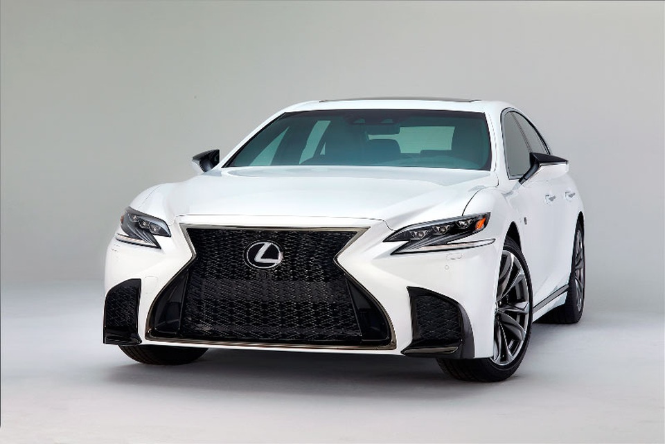 Lexus giới thiệu LS 500 phiên bản thể thao F Sport - 2
Các kỹ sư CAD đã mất 5 tháng để tạo nên kết cấu mặt lưới tản nhiệt F Sport có màu sắc tự thay đổi dưới những điều kiện ánh sáng khác nhau.