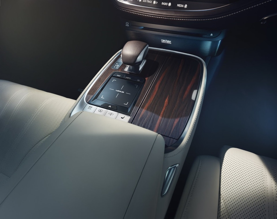 Lexus LS thế hệ mới - Ghi điểm bằng công nghệ - 13 Lexus LS thế hệ mới - Ghi điểm bằng công nghệ - 13
