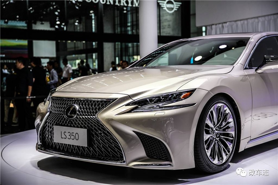 Lexus trình làng mẫu xe cỡ lớn hạng sang giá "rẻ" LS 350 - 4
Lưới tản nhiệt trước hình con suốt cỡ lớn, cụm đèn pha xếch lên tạo dáng dữ dằn, với dải đèn chữ V chiếu sáng ban ngày.