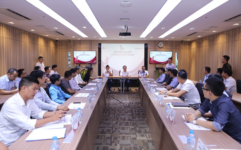 16 đội bóng tranh tài tại LG - Multi V Cup 2017 - 2 Toàn cảnh Lễ bốc thăm chia bảng Giải bóng đá LG - Multi V Cup 2017