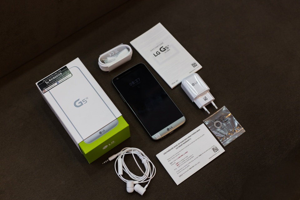 Đập hộp LG G5 SE giá 9,9 triệu đồng tại Việt Nam - 2 So với mẫu G5, phiên bản G5 SE không có sự khác biệt về thiết kế, hộp đựng máy hay tính năng. Điểm khác biệt duy nhất đó là máy dùng vi xử lý và RAM thấp hơn phiên bản G5. Cụ thể, cấu hình của máy gồm vi xử lý Qualcomm Snapdragon 652, RAM 3GB, bộ nhớ trong 32GB và hỗ trợ thẻ nhớ micro SD mở rộng đến 256GB.