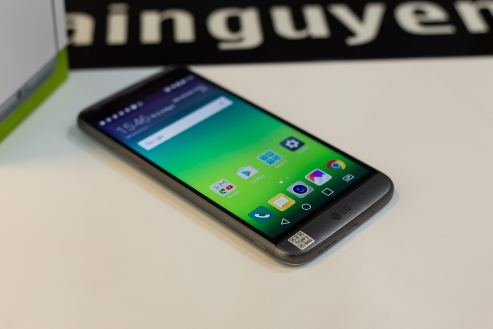 Đập hộp LG G5 SE giá 9,9 triệu đồng tại Việt Nam - 3 Máy sử dụng màn hình 5,3 inch, độ phân giải QHD 2560x1440 pixels, với mật độ điểm ảnh 554ppi. Màn hình này được bảo vệ bởi lớp kính cường lực Gorilla Glass thế hệ thứ 4.