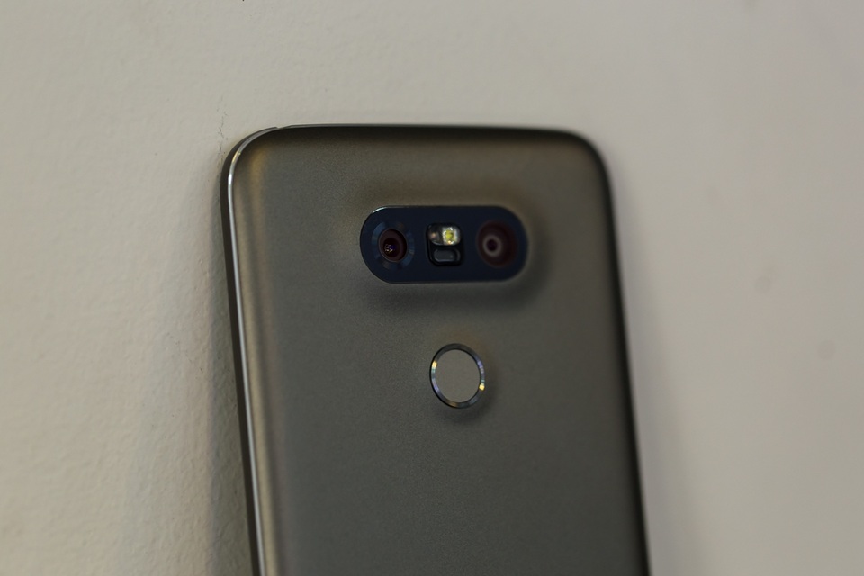 Đập hộp LG G5 SE giá 9,9 triệu đồng tại Việt Nam - 5 LG trang bị cho G5 SE cụm camera kép với camera chính của máy có độ phân giải 16 MP, khẩu độ f/1.8 và camera phụ 8MP, khẩu độ f/2.0 và có khả năng mở rộng một góc 135 độ.