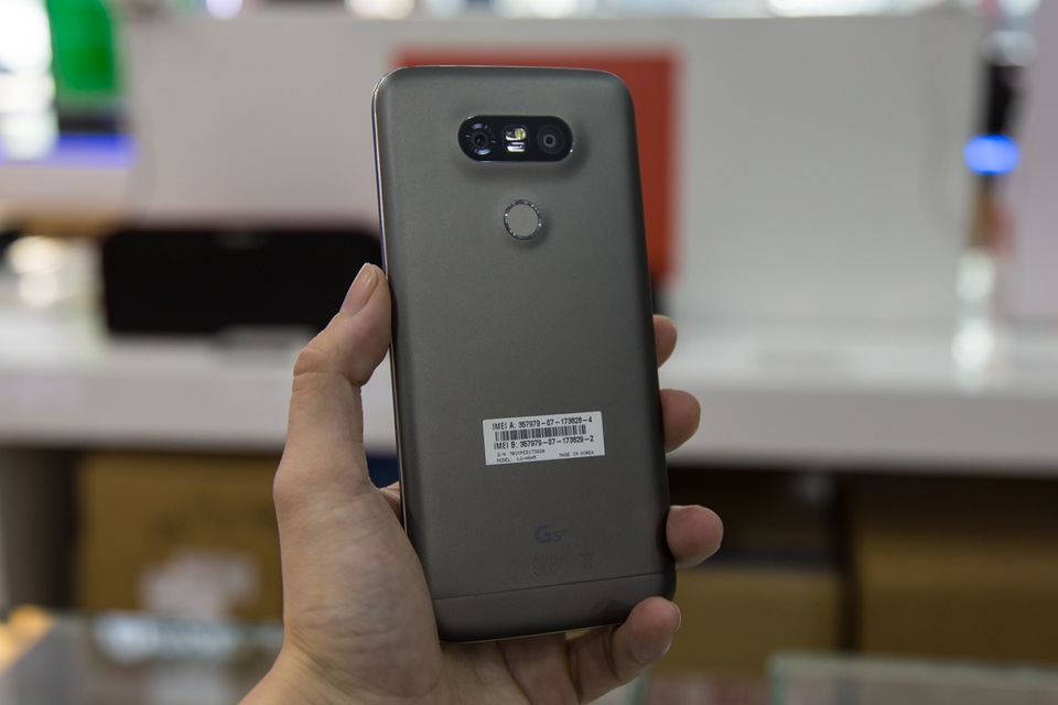 Đập hộp LG G5 SE giá 9,9 triệu đồng tại Việt Nam - 7 Mặt sau sẽ là cảm biến vân tay siêu nhạy và máy tích hợp cổng hồng ngoại để điều khiển các thiết bị ngoại vi.