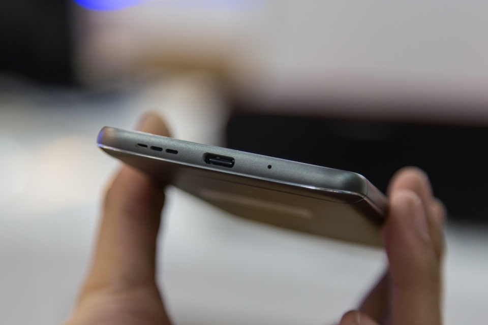 Đập hộp LG G5 SE giá 9,9 triệu đồng tại Việt Nam - 8 Ngoài ra, G5 SE dùng cổng sạc chuẩn USB Type C,cho phép máy truyền tải dữ liệu nhanh chóng hơn so với thế hệ micro USB như trước đây.