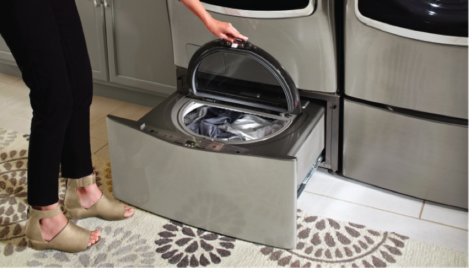 Cuộc cách mạng về máy giặt - 2
Máy giặt lồng đứng với khối lượng 3,5kg phía dưới giúp các bà nội trợ dễ dàng xử lý khối lượng quần áo cần giặt riêng ít như áo trắng, khăn lụa…
