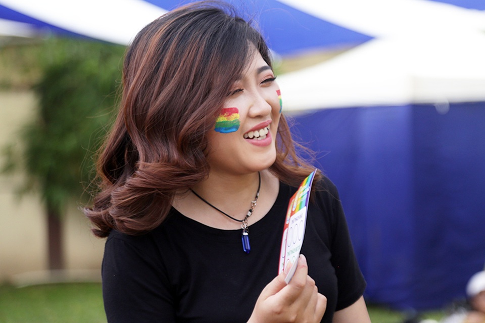 Nụ hôn của các cặp đôi LGBT trong “Tháng tự hào” - 9
Một cô gái xinh đẹp vẽ lá cờ 6 màu lên mặt, thể hiện tinh thần ủng hộ cộng đồng LGBT