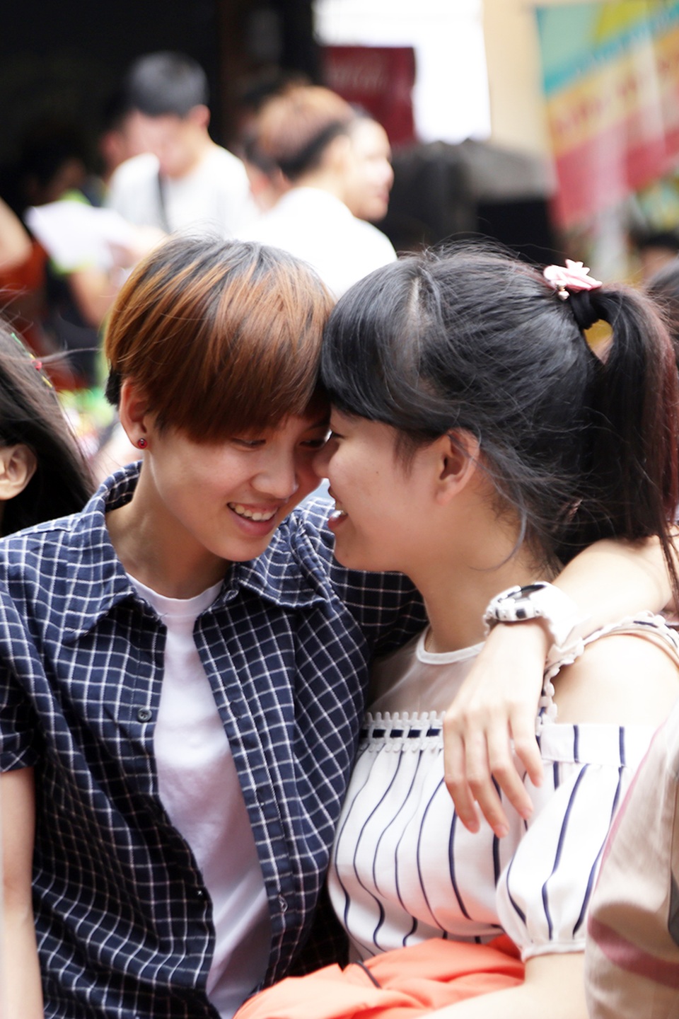 Nụ hôn của các cặp đôi LGBT trong “Tháng tự hào” - 2
Có thể là cái nắm tay xiết chặt hoặc nụ hôn nhẹ nhàng