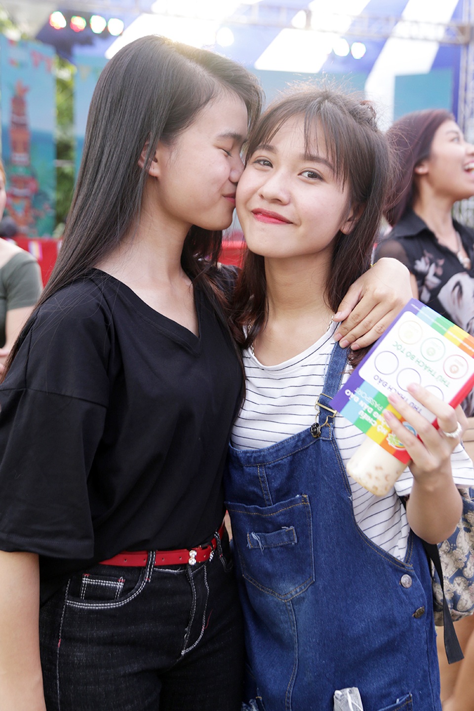 Nụ hôn của các cặp đôi LGBT trong “Tháng tự hào” - 5 Nụ hôn của các cặp đôi LGBT trong “Tháng tự hào” - 5