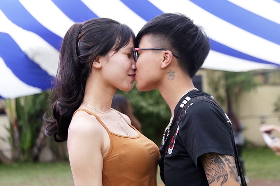 Nụ hôn của các cặp đôi LGBT trong “Tháng tự hào” - 6
Những nụ hôn xuất phát từ tình người, tình yêu và sự gắn kết của hai trái tim.
