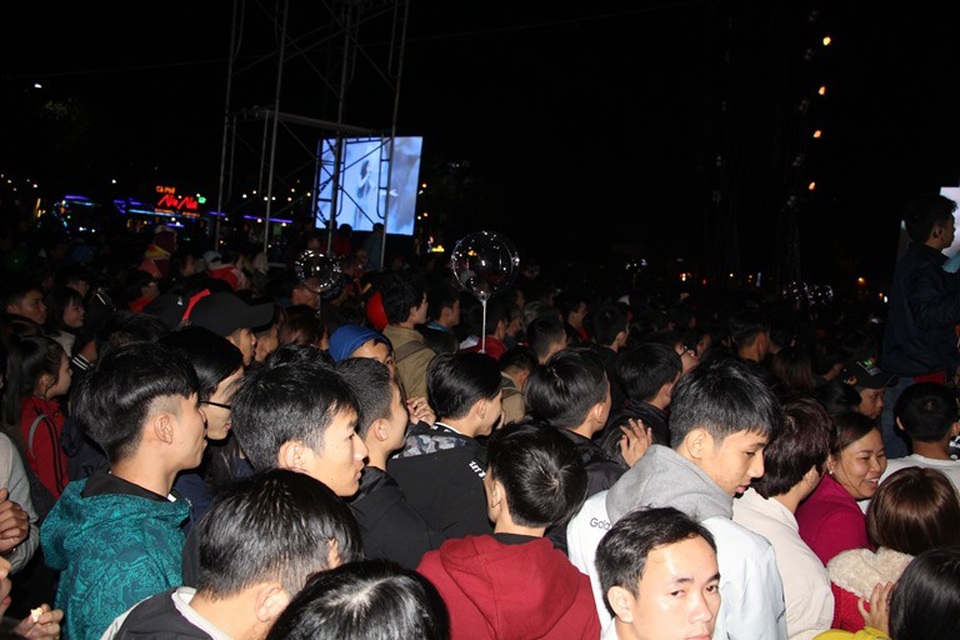 Nhộn nhịp trước thềm năm mới 2018 - 5 Hàng chục ngàn người dân chờ đón khoảnh khắc năm mới