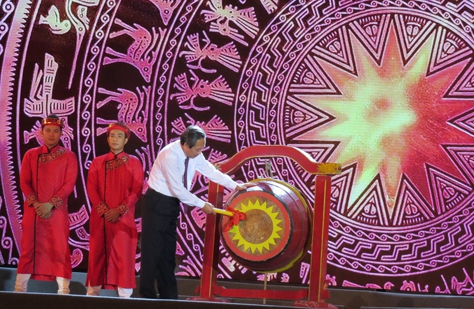 Quảng Bình đón nhận kỷ lục Sơn Đoòng là hang động tự nhiên lớn nhất thế giới - 2 Ông Hoàng Đăng Quang, Ủy viên Trung ương Đảng, Bí thư Tỉnh ủy, Chủ tịch Hội đồng nhân dân tỉnh Quảng Bình đánh trống khai mạc lễ hội