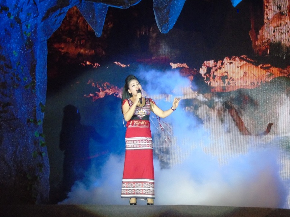 Quảng Bình đón nhận kỷ lục Sơn Đoòng là hang động tự nhiên lớn nhất thế giới - 8 Ca sỹ Mỹ Tâm, Mỹ Linh và Anh Thơ biểu diễn tại chương trình nghệ thuật khai mạc Lễ hội hang động Quảng Bình 2017.