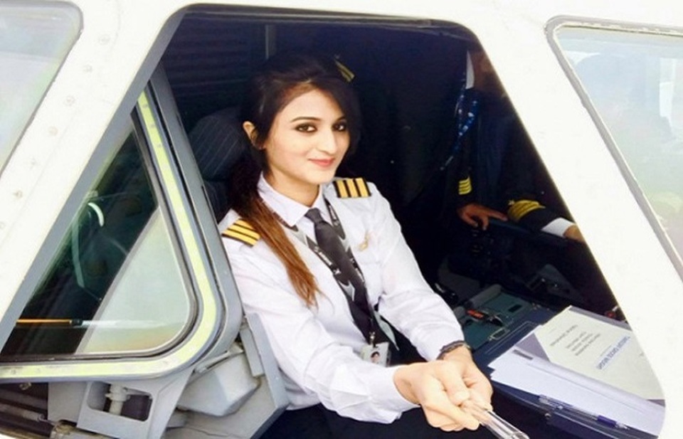 Nữ phi công Pakistan bất ngờ nổi tiếng vì xinh đẹp - 1
Những hình ảnh tự sướng của Huma Liaqat khiến dân mạng thích thú.