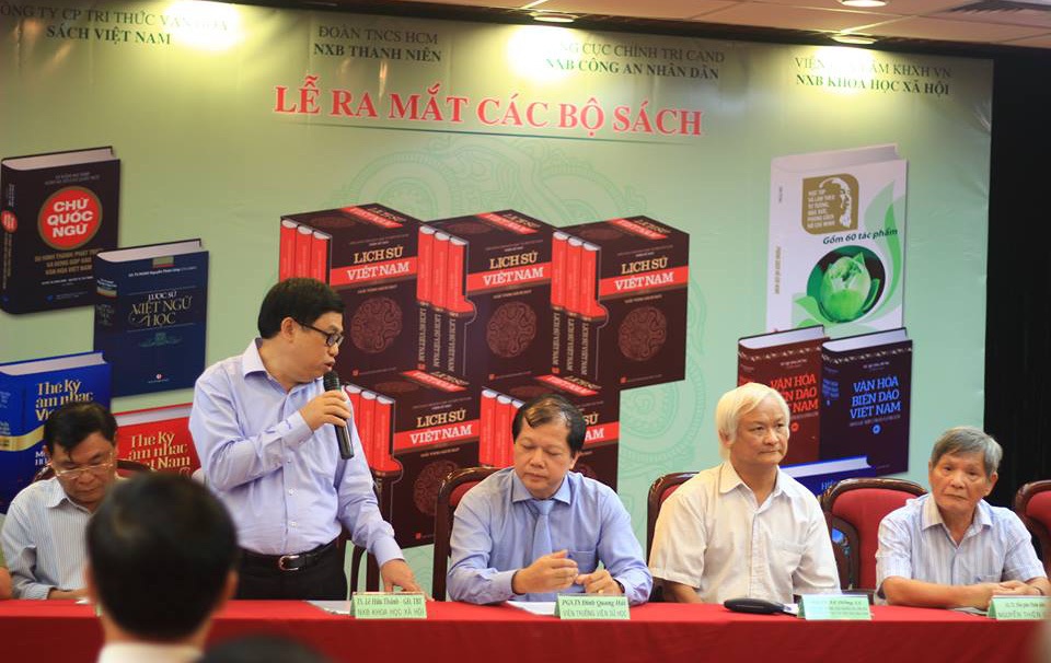 Ra mắt bộ sách Lịch sử Việt Nam đồ sộ nhất từ trước tới nay - 1 Lễ ra mắt bộ sách Lịch sử Việt Nam và các bộ sách tại Hà Nội sáng 18/8.