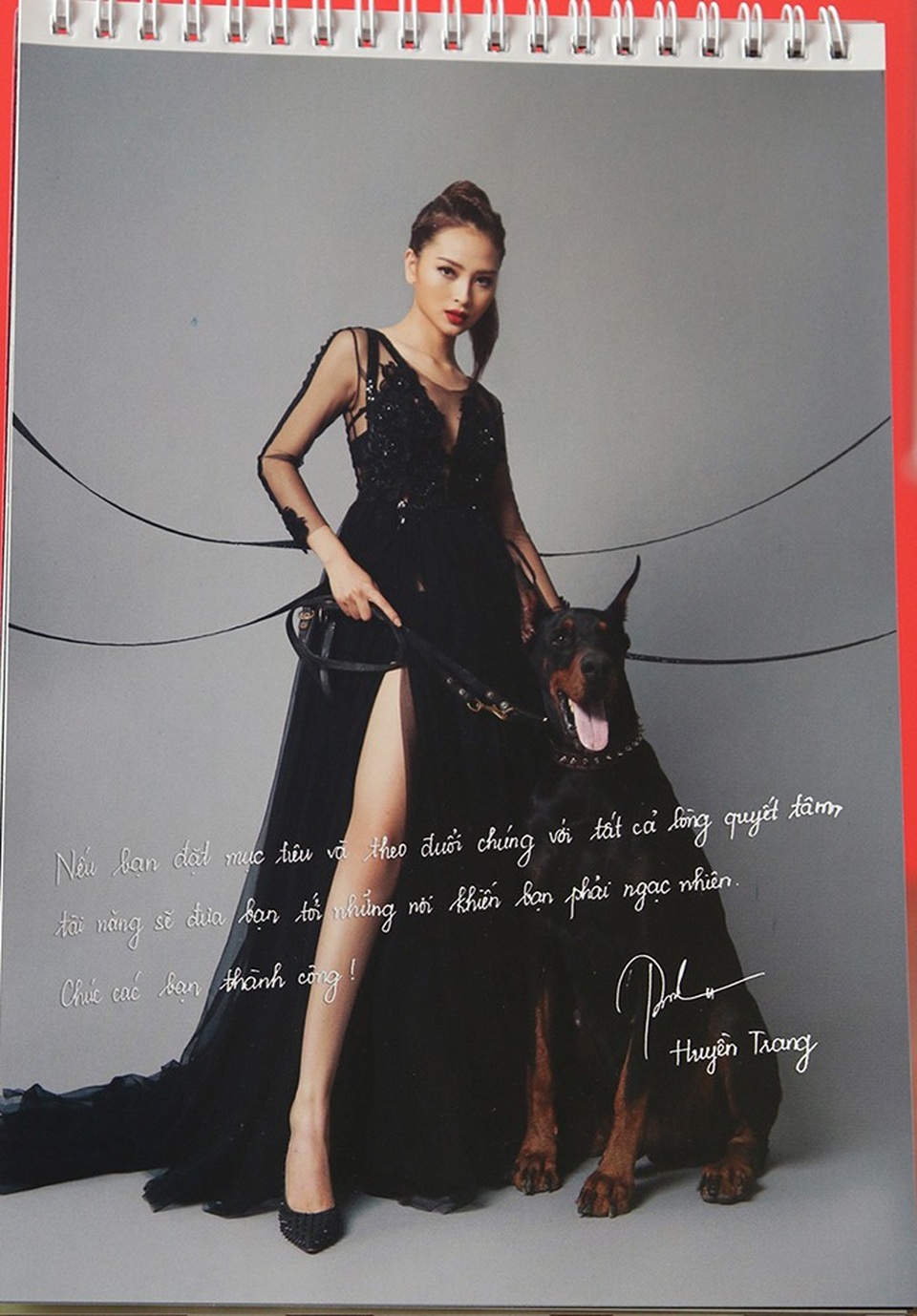 Thần thái chuyên nghiệp do có kinh nghiệm làm mẫu ảnh nhiều năm của MC Mù Tạt Huyền Trang.