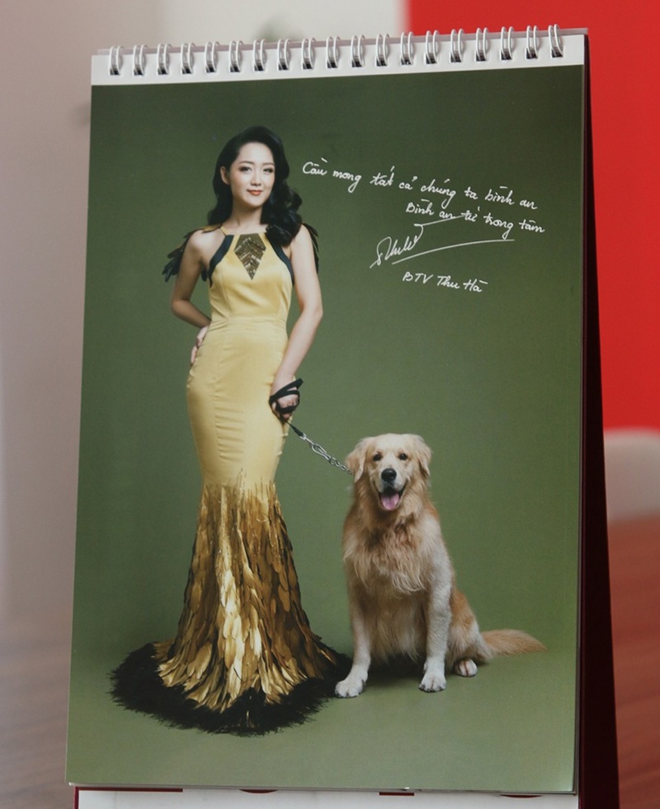 BTV trẻ nhất của Bản tin thời sự 19h, Thu Hà, lại có những trải lòng: “Với dự án lịch từ thiện năm 2018 này, chúng tôi rất hy vọng rằng, mình vừa mang đến cái đẹp, vừa dành tặng cho cộng đồng những điều có ý nghĩa. Chúng tôi chụp cùng với những em cún rất là cưng, rất đáng yêu. Chúng tôi là những gương mặt BTV cũng không phải là quen thuộc lắm với việc chụp hình, với việc trình diễn thời trang, vì thế nên chúng tôi nghĩ rằng mình có thể đem đến một thứ gì đó thân thuộc, gần gũi, như trong một gia đình, tới với những người sẽ có bộ lịch, đặt bộ lịch này ở trong nhà vào năm 2018 này.