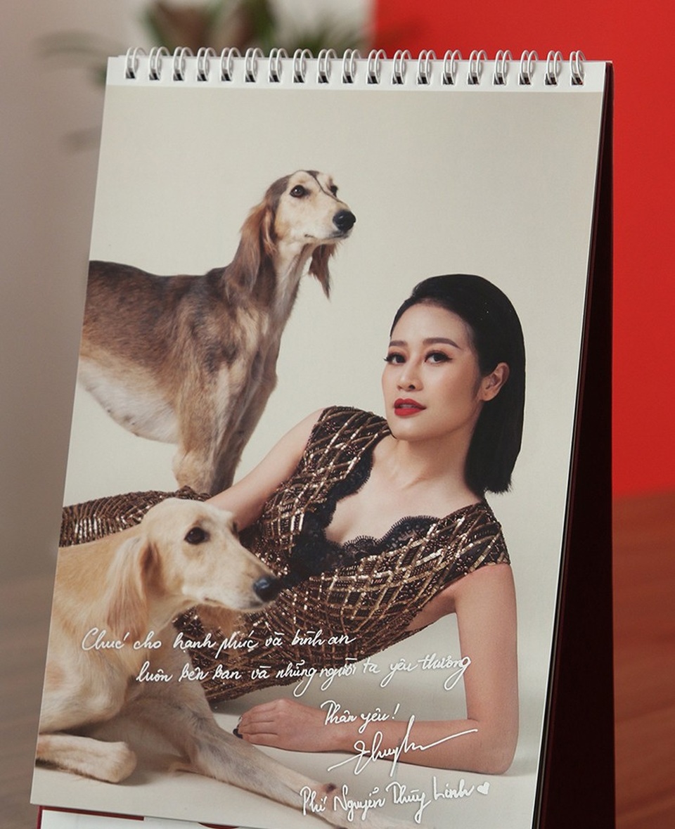 MC Phí Linh cho biết: “Đó là một niềm hạnh phúc đối với Phí Linh khi cùng MC Công Tố và rất nhiều các BTV, những người nổi tiếng khác tham gia vào dự án lịch thiện nguyện năm 2018. Bên cạnh những niềm hạnh phúc thì còn có cả sự hồi hộp và lo lắng nữa, không biết là mình có làm tốt không. Bởi vì, Linh nghĩ là đối với rất nhiều BTV giống như Phí Linh thì đây là lần đầu chụp ảnh lịch.