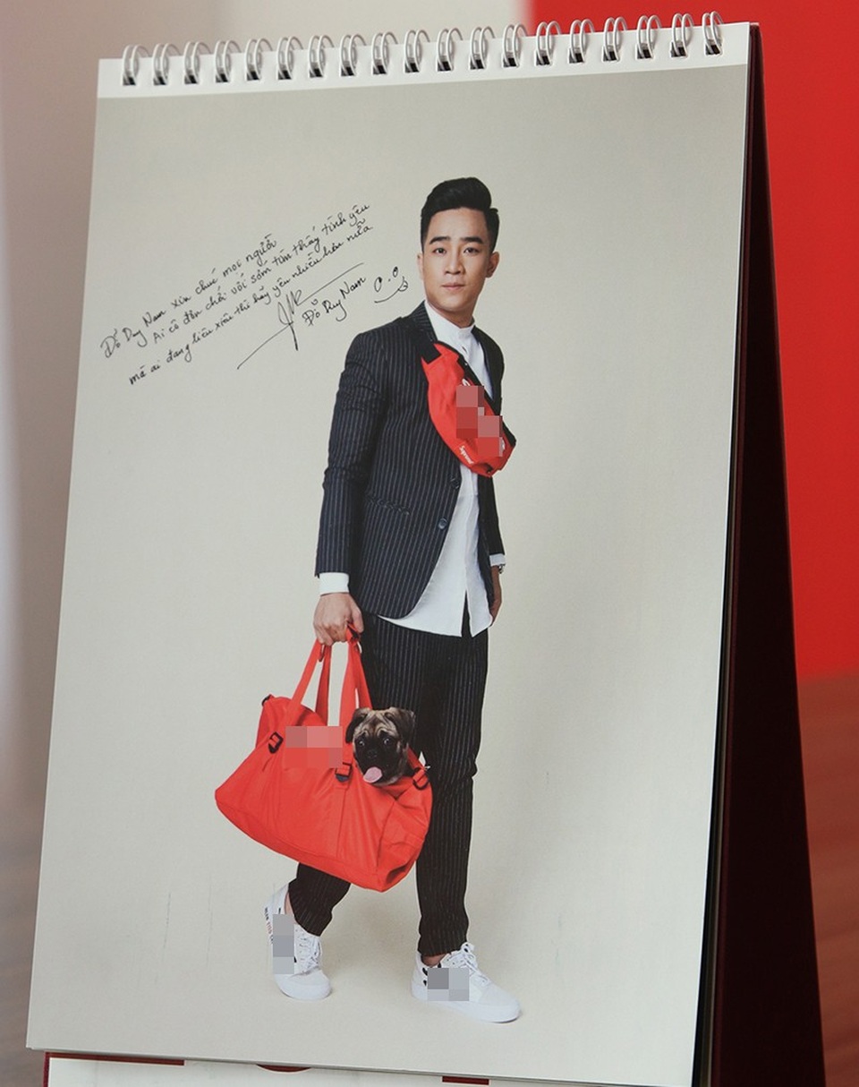 Diễn viên Đỗ Duy Nam thường hay xuất hiện với hình ảnh dí dỏm, gây cười cho khán giả, cũng có những giây phút chia sẻ đầy sâu lắng: “Tôi chưa bao giờ đi làm mẫu ảnh cả. Tôi chỉ làm mẫu ảnh đúng một lần, đó là bộ ảnh cưới của mình. Và hôm nay, tôi cảm thấy đây một bộ lịch rất thú vị. Tôi hy vọng là dự án bộ lịch Tết này sẽ lan toả tới tất cả mọi người, và mọi người sẽ ủng hộ cho chúng tôi, những người nghệ sĩ đang góp công, góp sức của mình với mong muốn sẽ làm được những điều tử tế, những điều thật ý nghĩa cho trẻ em gặp khó khăn ở vùng cao.