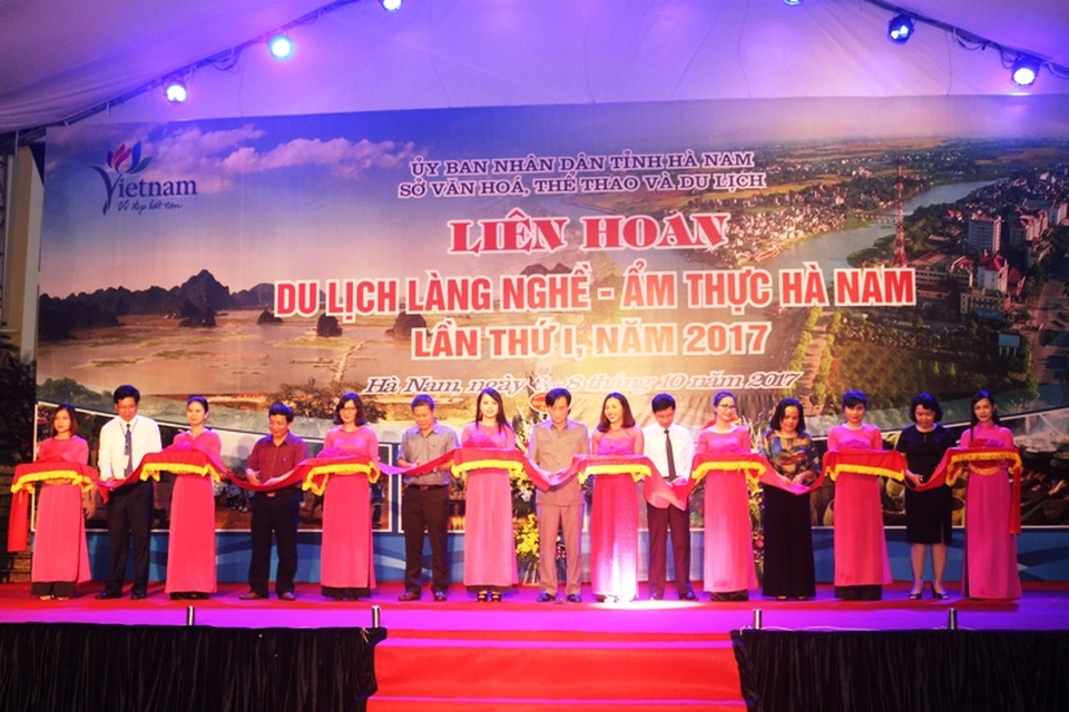Liên hoan Du lịch Làng nghề - Ẩm thực tỉnh Hà Nam lần thứ nhất, năm 2017 là một hoạt động văn hóa, du lịch quan trọng hưởng ứng Năm du lịch Quốc gia Lào Cai - Tây Bắc năm 2017