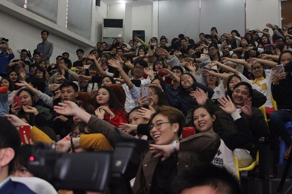 Hội trường lớn của ĐH Duy Tân đã kín mít khán giả.